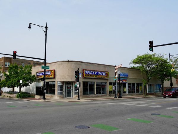 2001 W Howard Street, Chicago, IL 60645