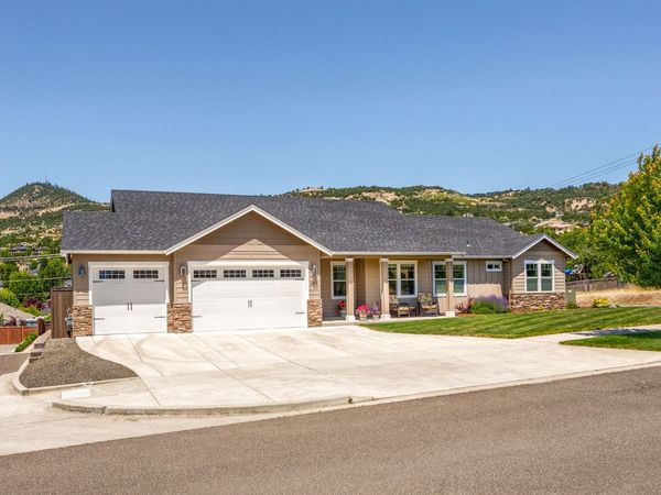 4833 Hathaway Drive, Medford, OR 97504