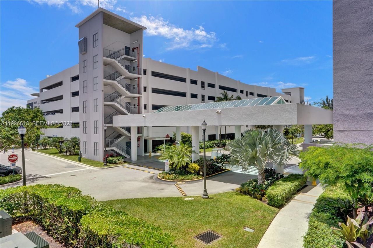 15051 Royal Oaks Ln, Unit 2601, North Miami, FL 33181 Photo