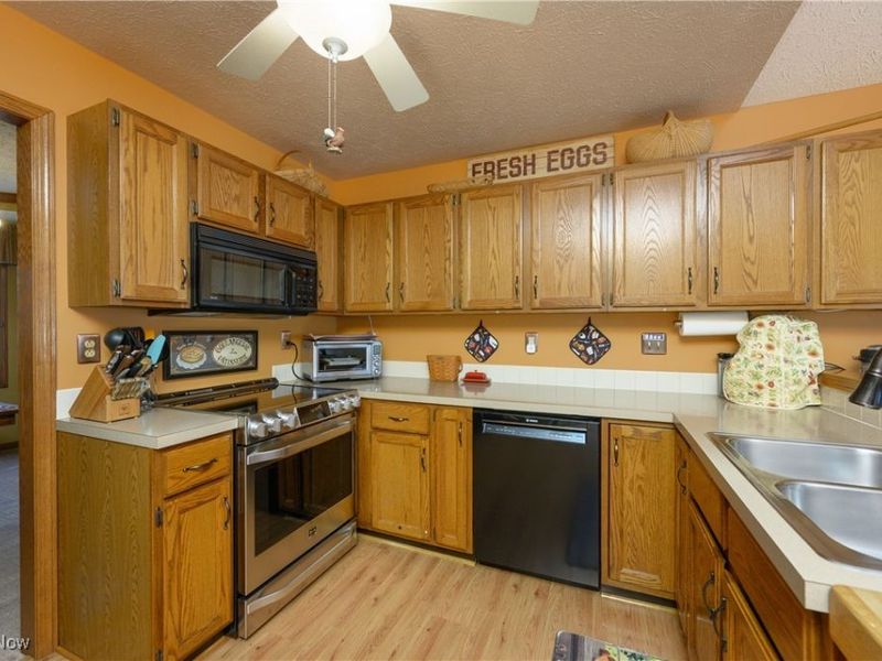 677 Sally Circle, Wadsworth, OH 44281 Photo 6