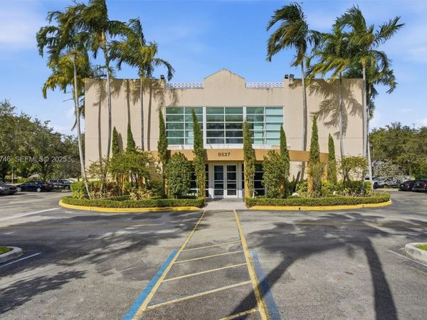 8527 Pines Blvd, Pembroke Pines, FL 33024