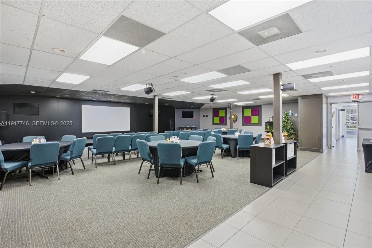 8527 Pines Blvd, Pembroke Pines, FL 33024 Photo