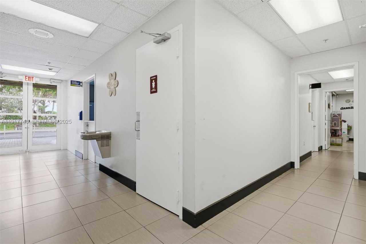 8527 Pines Blvd, Pembroke Pines, FL 33024 Photo