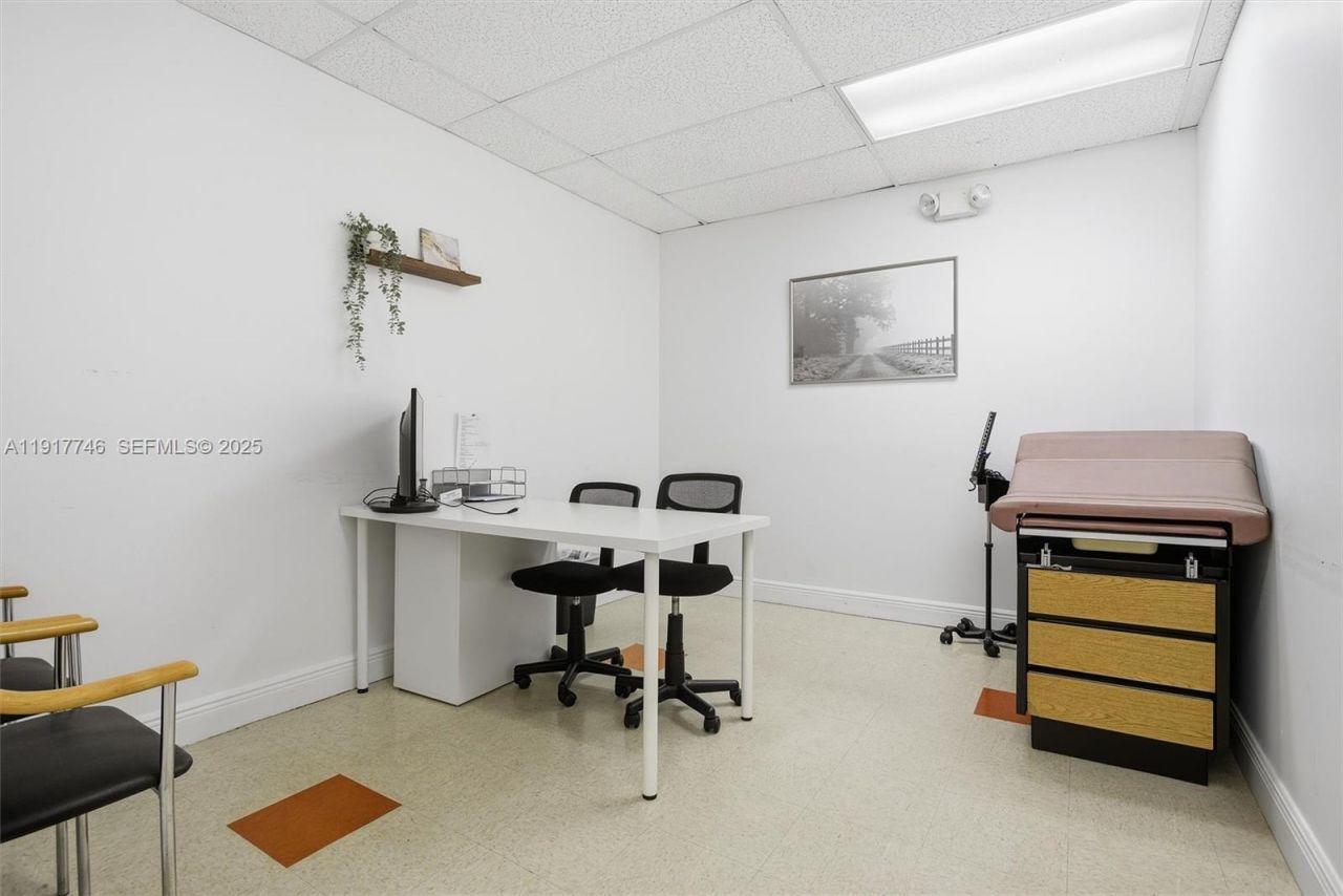 8527 Pines Blvd, Pembroke Pines, FL 33024 Photo