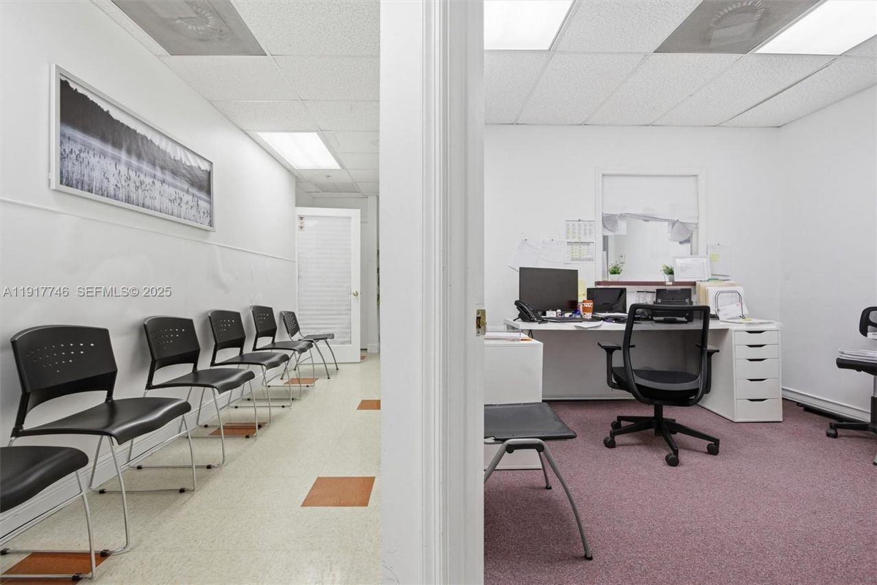 8527 Pines Blvd, Pembroke Pines, FL 33024 Photo