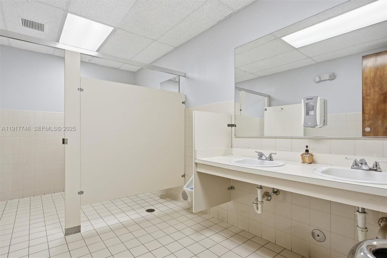 8527 Pines Blvd, Pembroke Pines, FL 33024 Photo