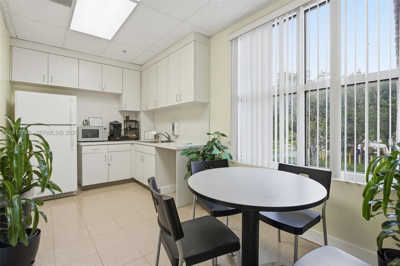 8527 Pines Blvd, Pembroke Pines, FL 33024 Photo