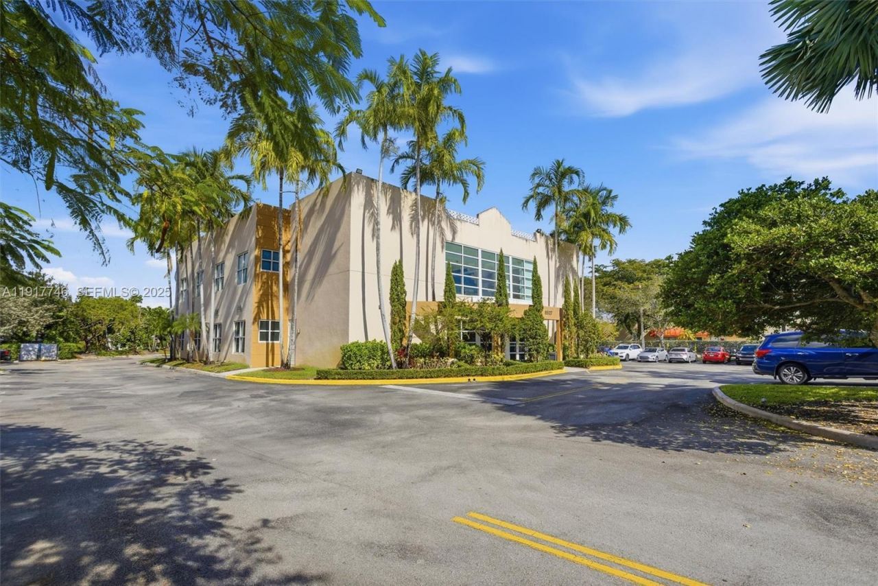 8527 Pines Blvd, Pembroke Pines, FL 33024 Photo