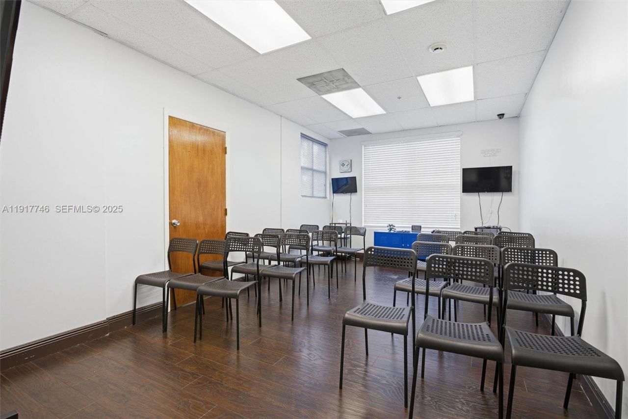 8527 Pines Blvd, Pembroke Pines, FL 33024 Photo