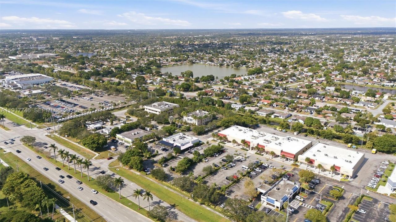 8527 Pines Blvd, Pembroke Pines, FL 33024 Photo