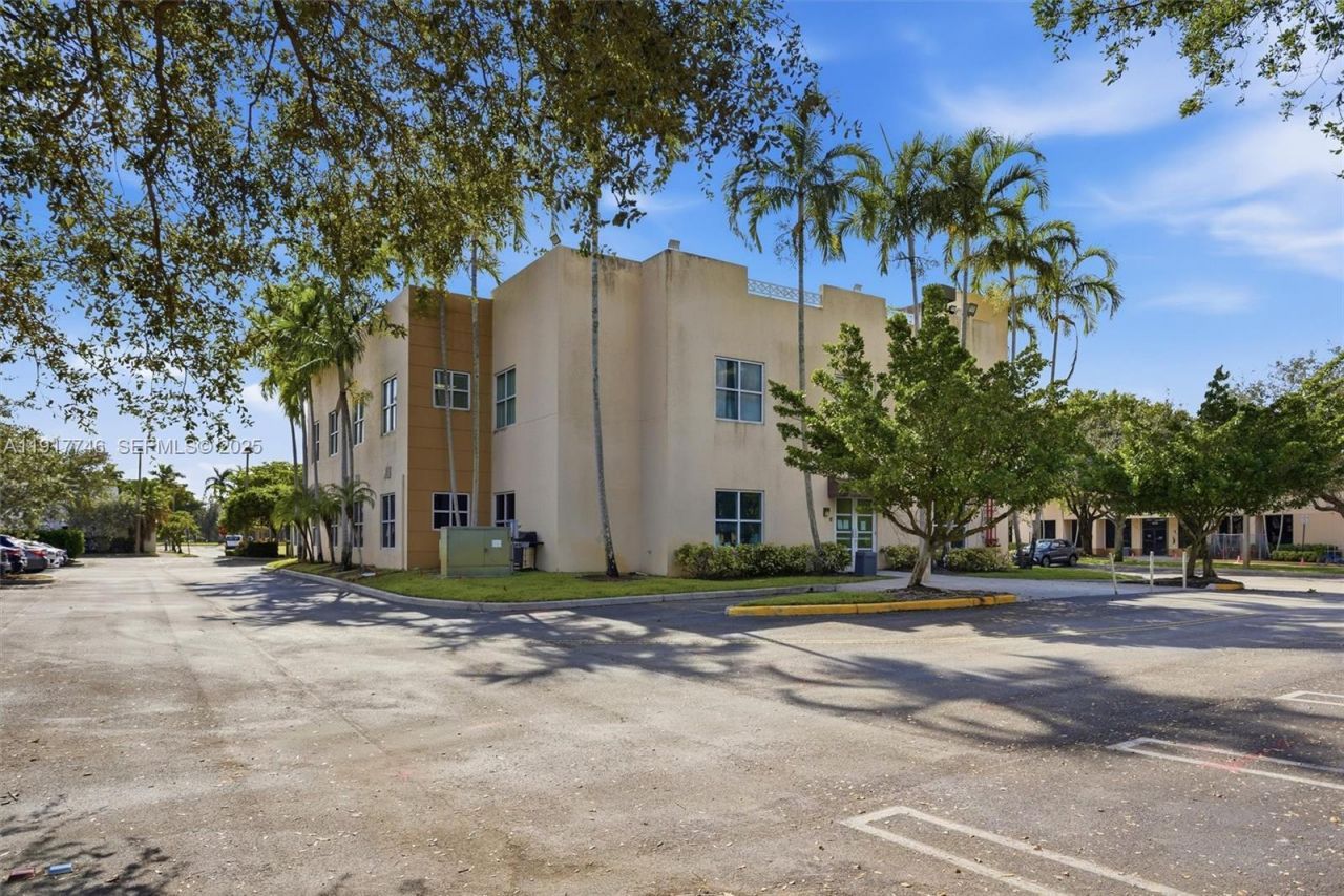 8527 Pines Blvd, Pembroke Pines, FL 33024 Photo