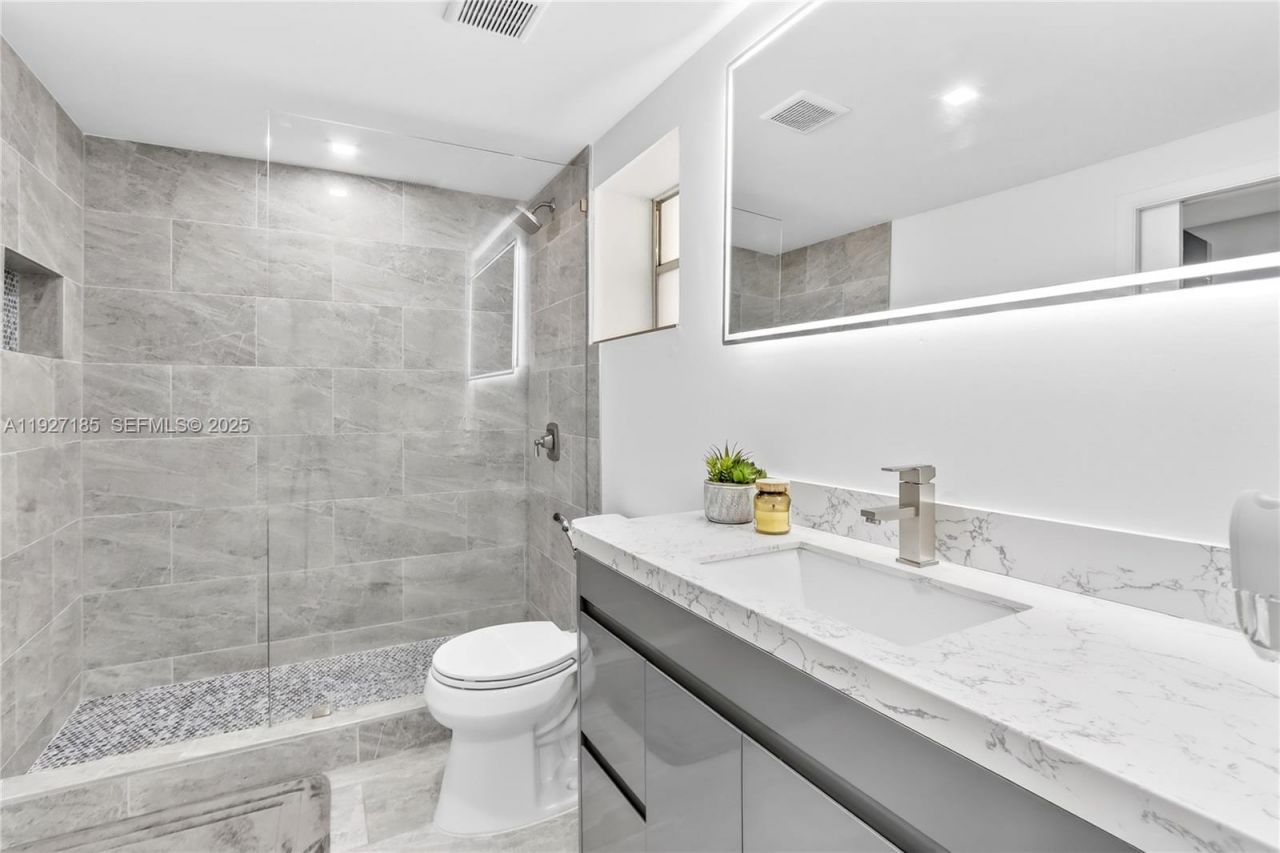 410 SE 2nd St, Unit 111, Hallandale Beach, FL 33009 Photo