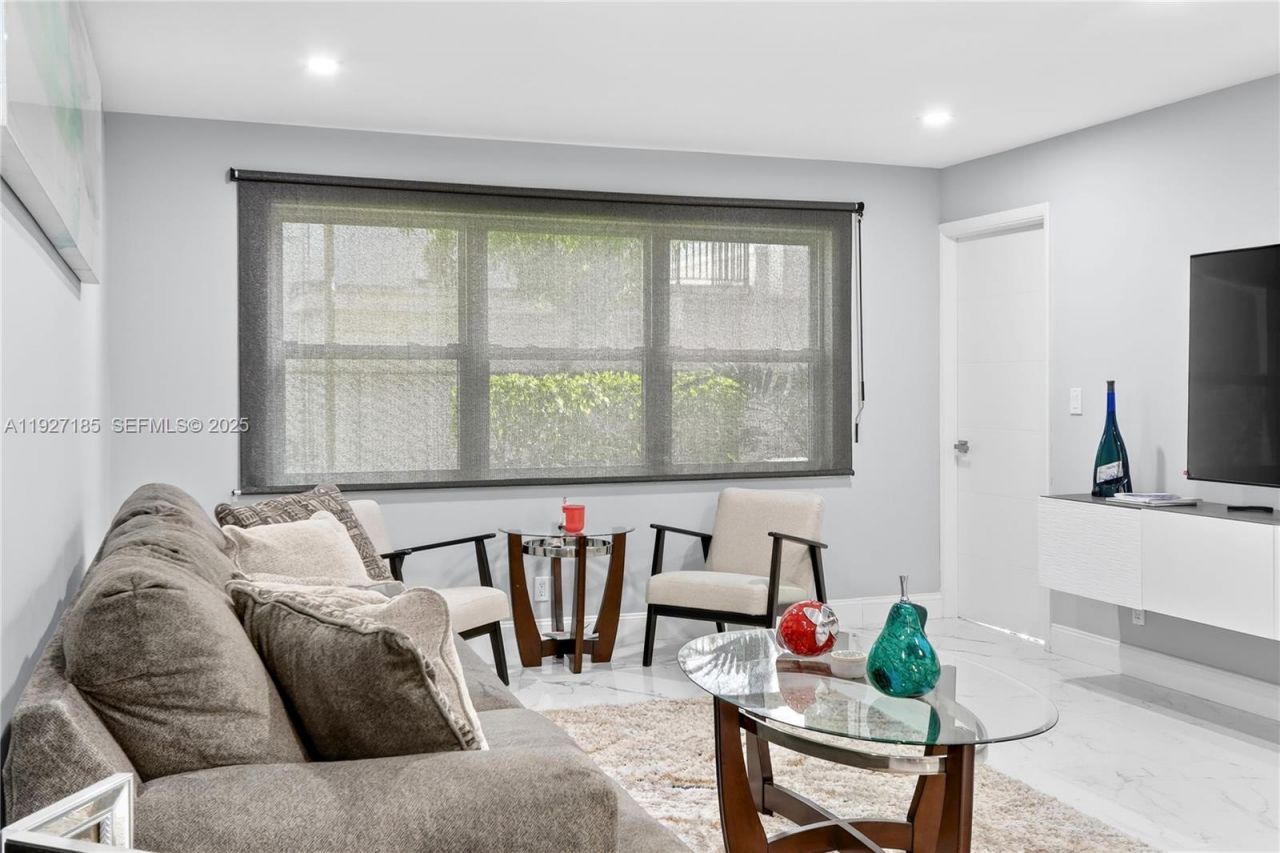 410 SE 2nd St, Unit 111, Hallandale Beach, FL 33009 Photo