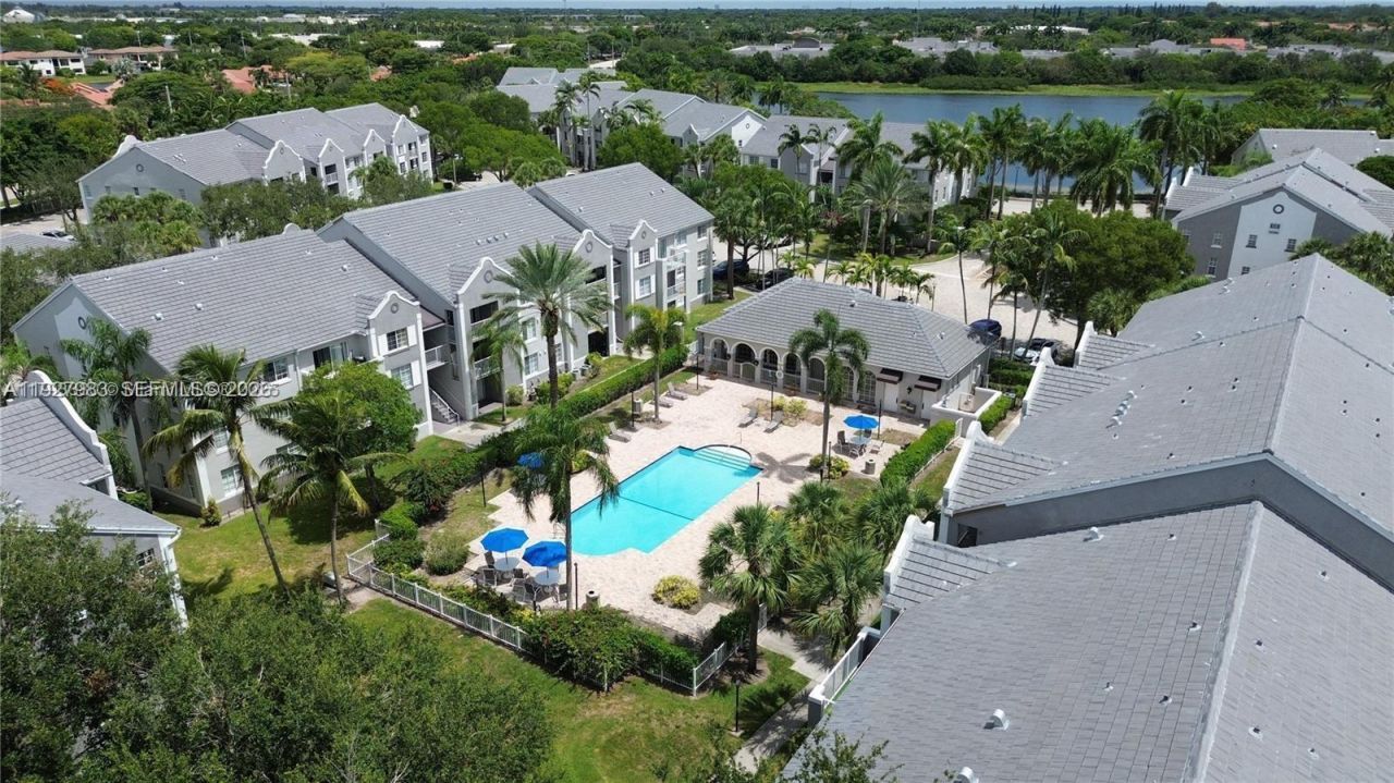 677 SW 111th Ave, Unit 303, Pembroke Pines, FL 33025 Photo