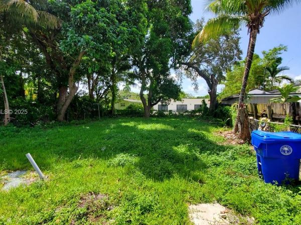 560 NW 53rd St, Miami, FL 33127