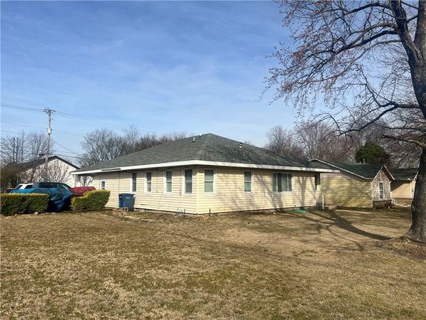 936 S Maxwell, Siloam Springs, AR 72761