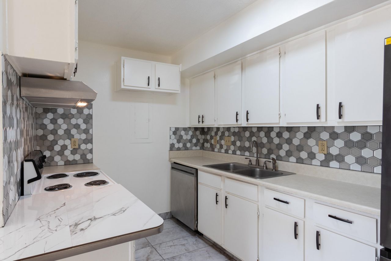 2494 Etiwan Avenue Photo 4