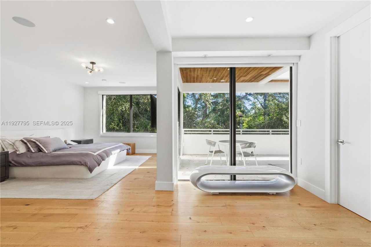 1760 Chucunantah Rd, Miami, FL 33133 Photo