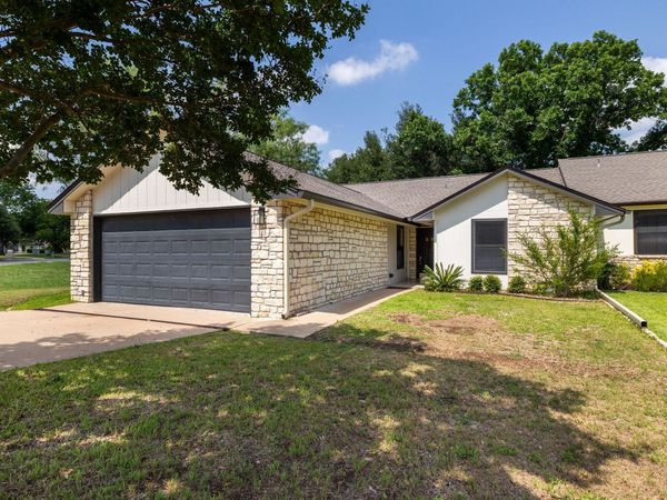 26 Fairway LN, Meadowlakes, TX 78654