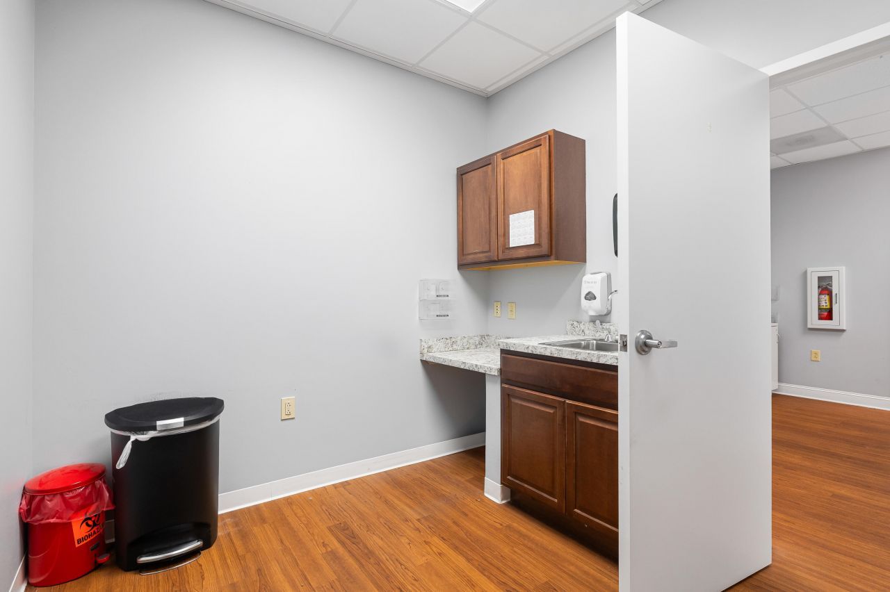 3400 Salterbeck Street Photo 11