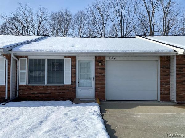 596 Yorkshire Sq. Square, Milan, MI 48160