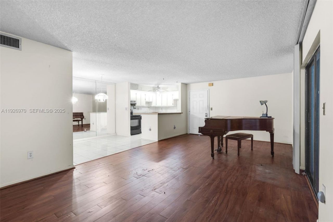 907 NE 199th St, Unit 101, Miami, FL 33179 Photo
