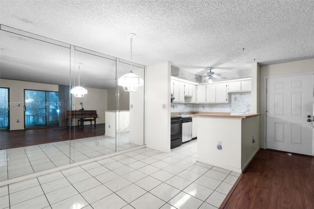 907 NE 199th St, Unit 101, Miami, FL 33179 Photo