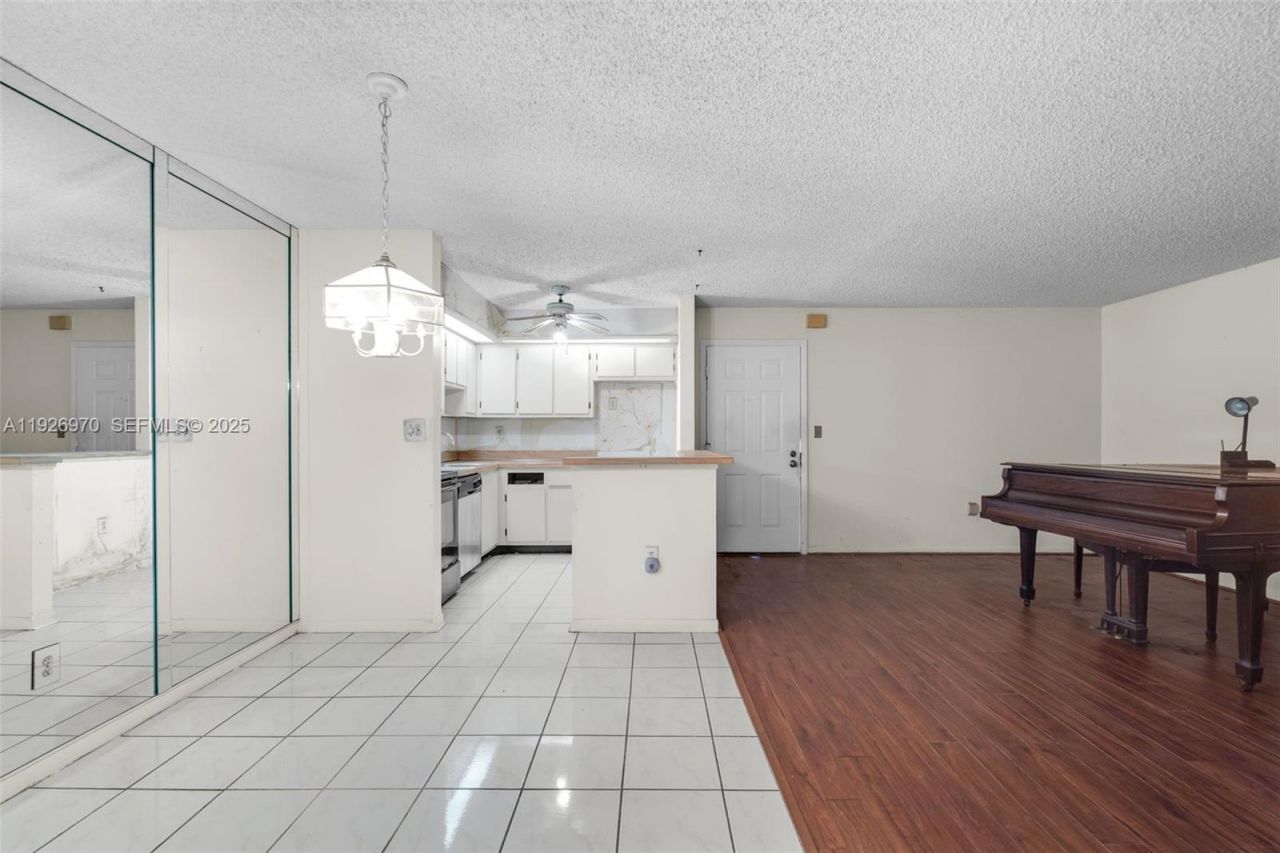 907 NE 199th St, Unit 101, Miami, FL 33179 Photo
