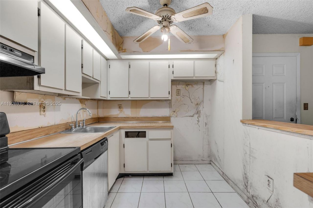 907 NE 199th St, Unit 101, Miami, FL 33179 Photo