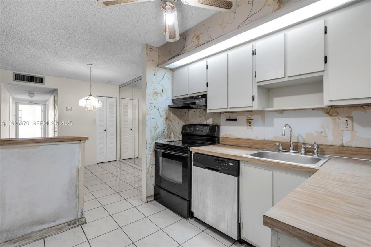 907 NE 199th St, Unit 101, Miami, FL 33179 Photo