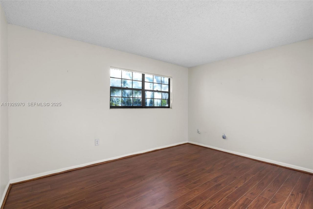 907 NE 199th St, Unit 101, Miami, FL 33179 Photo