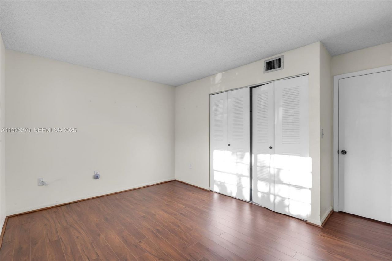 907 NE 199th St, Unit 101, Miami, FL 33179 Photo