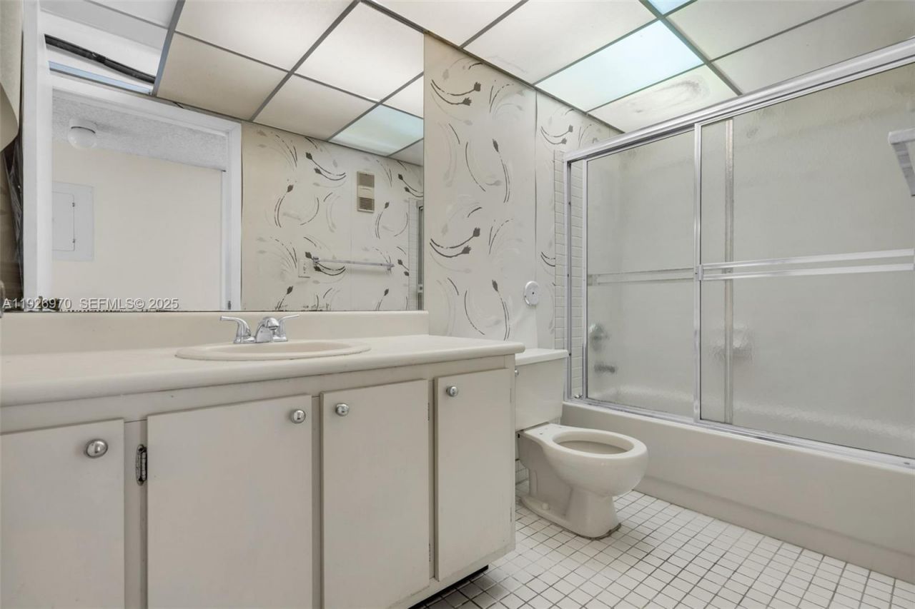 907 NE 199th St, Unit 101, Miami, FL 33179 Photo