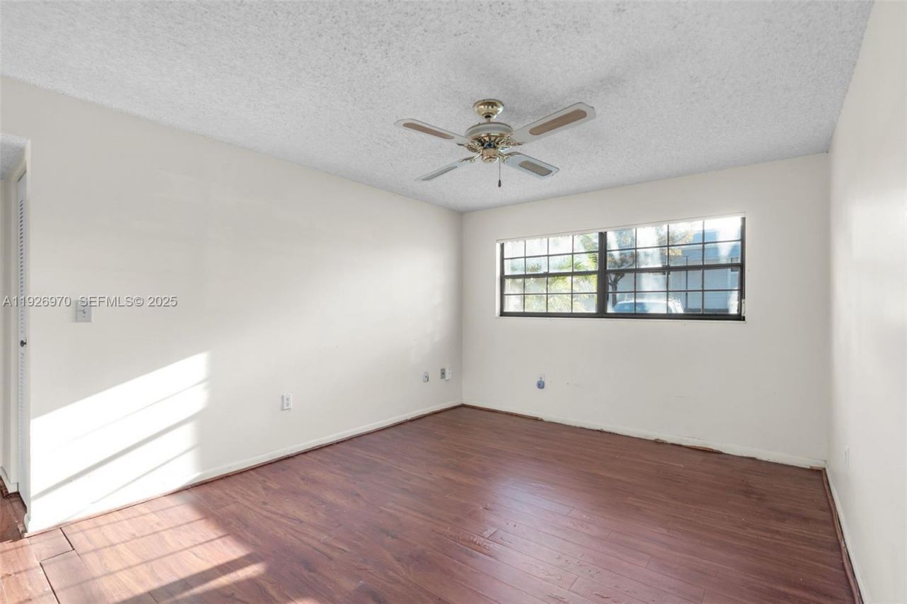 907 NE 199th St, Unit 101, Miami, FL 33179 Photo