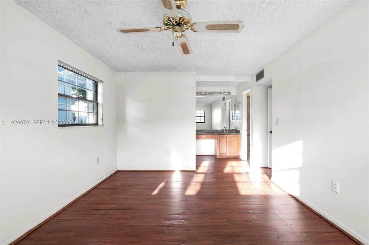 907 NE 199th St, Unit 101, Miami, FL 33179 Photo