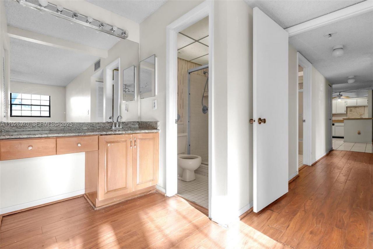 907 NE 199th St, Unit 101, Miami, FL 33179 Photo