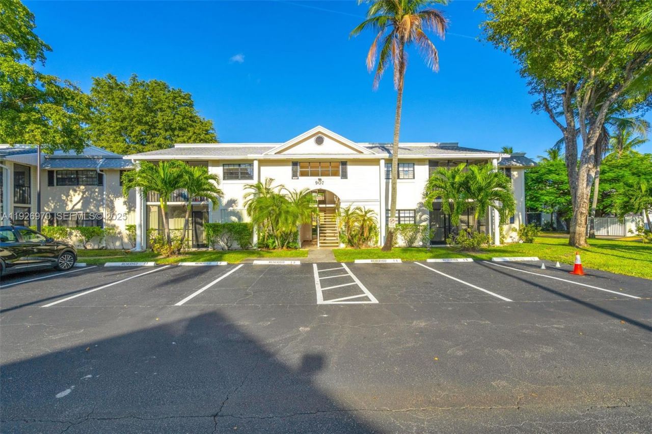 907 NE 199th St, Unit 101, Miami, FL 33179 Photo