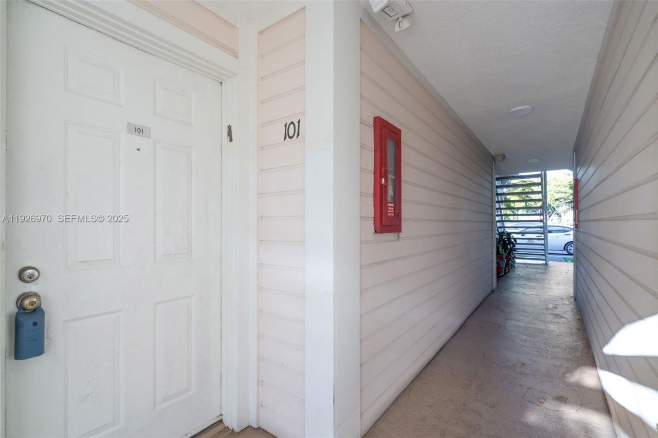 907 NE 199th St, Unit 101, Miami, FL 33179 Photo