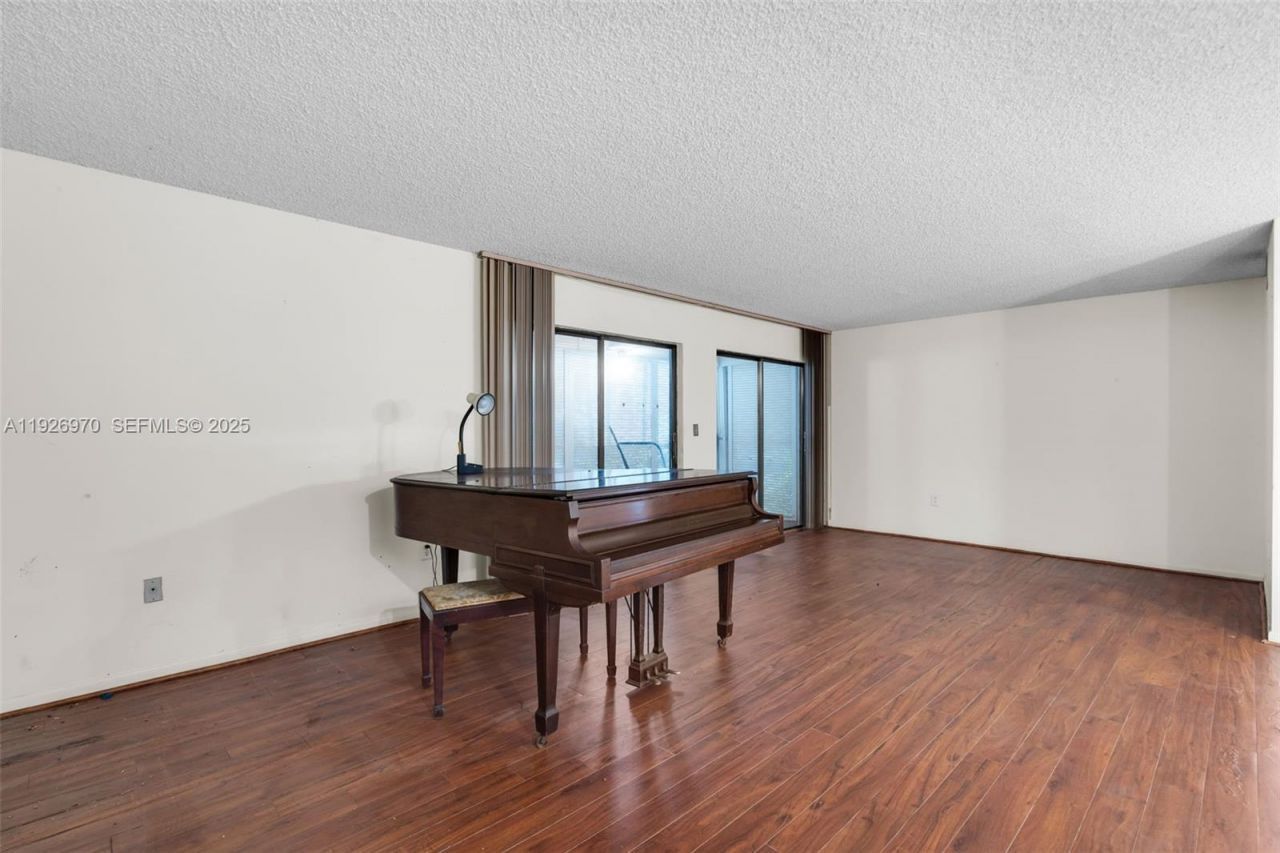 907 NE 199th St, Unit 101, Miami, FL 33179 Photo