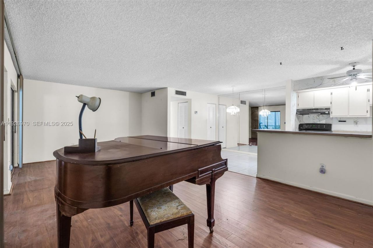 907 NE 199th St, Unit 101, Miami, FL 33179 Photo