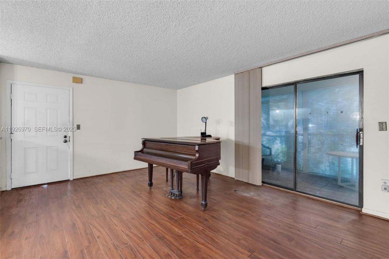 907 NE 199th St, Unit 101, Miami, FL 33179 Photo