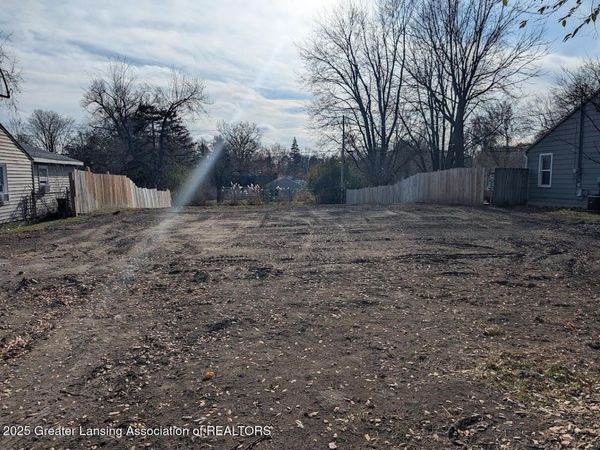 2817 W Willow Street, Lansing, MI 48917