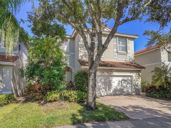 1135 Satinleaf St, Hollywood, FL 33019