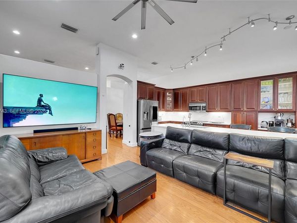 1135 Satinleaf St, Hollywood, FL 33019