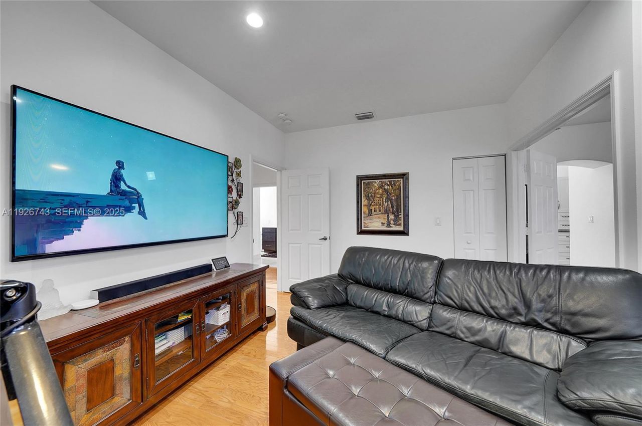 1135 Satinleaf St, Hollywood, FL 33019 Photo