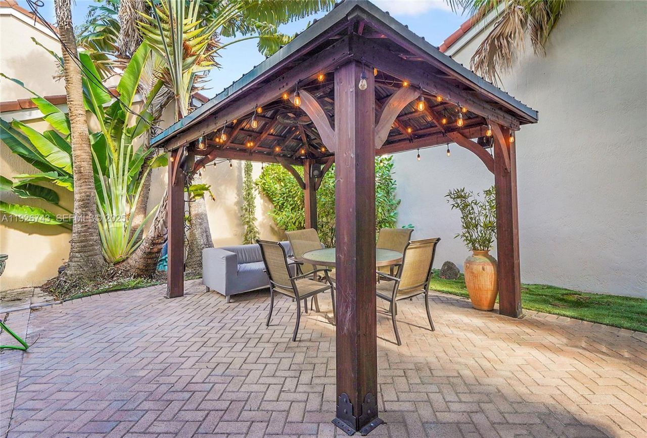 1135 Satinleaf St, Hollywood, FL 33019 Photo