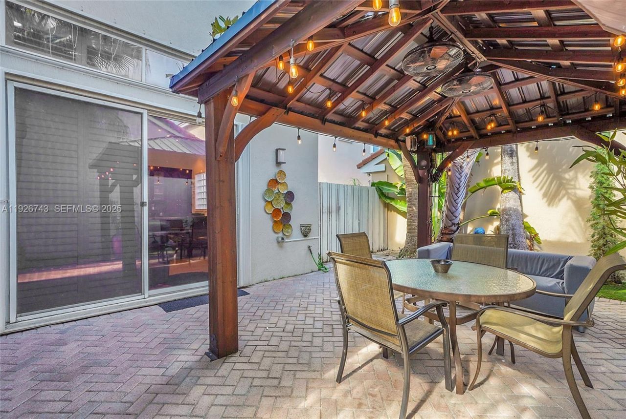 1135 Satinleaf St, Hollywood, FL 33019 Photo