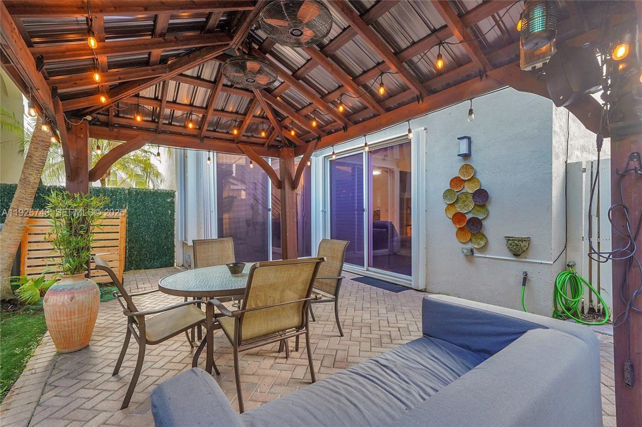 1135 Satinleaf St, Hollywood, FL 33019 Photo