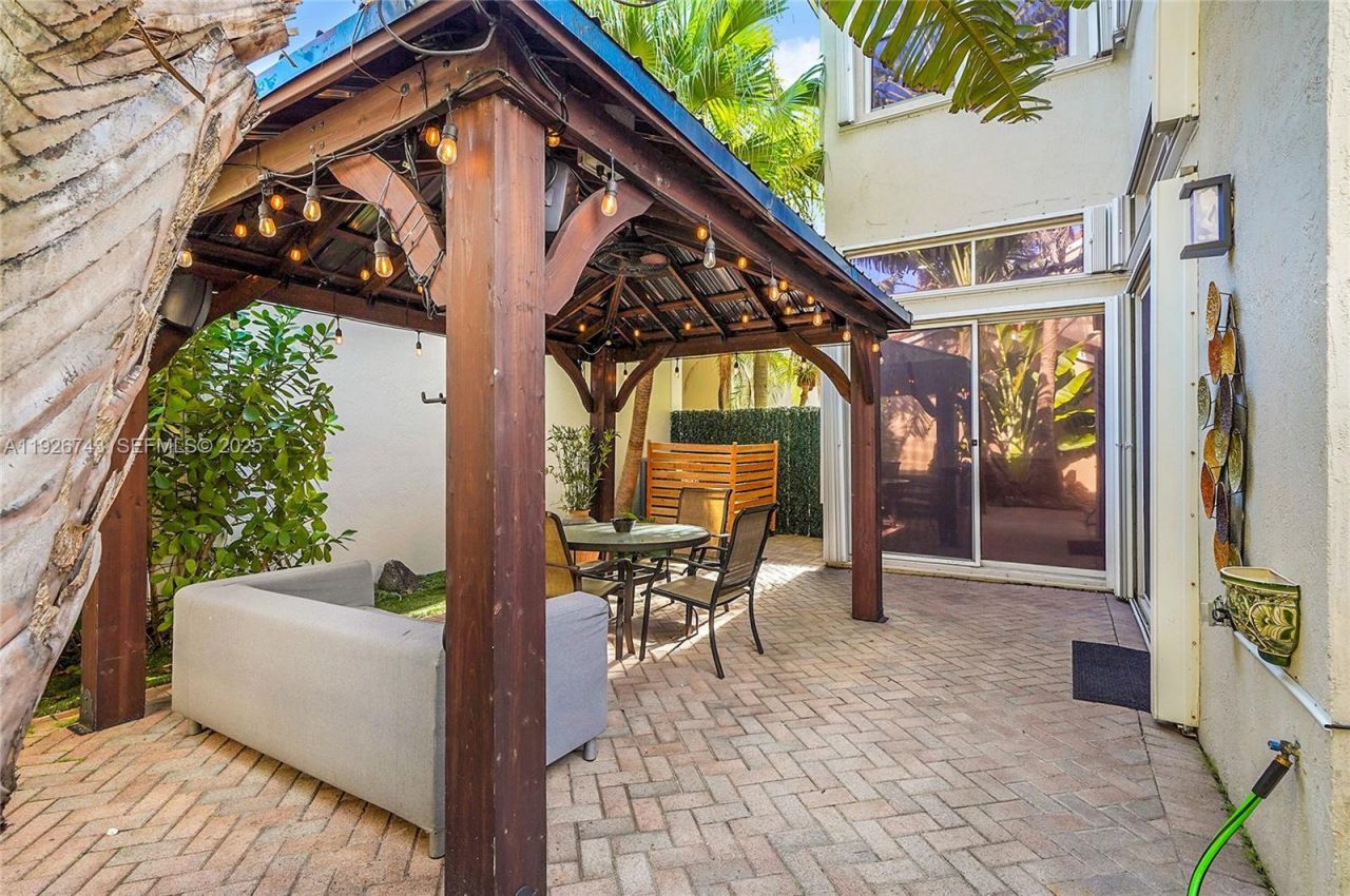 1135 Satinleaf St, Hollywood, FL 33019 Photo