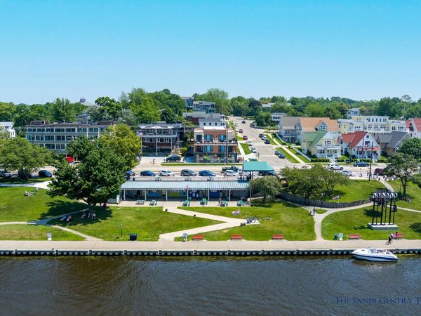 218 S Harbor Drive, Unit 202, Grand Haven, MI 49417